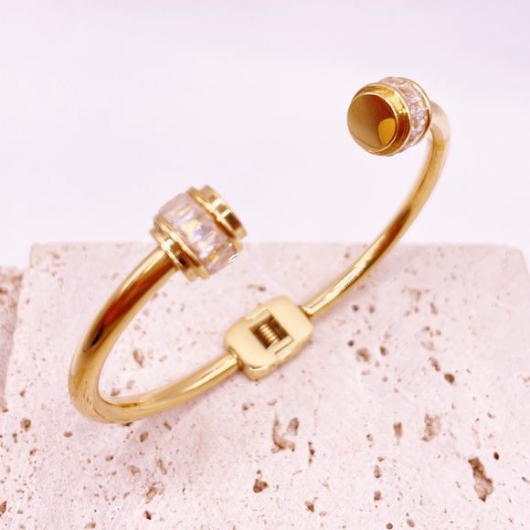 Beautiful Stainless Steel Gold Bracelet - Picture 2 of 2